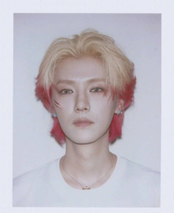 四川炒股配資 鹿晗“撕拉片”來了！一頭紅發(fā)帥得太權(quán)威